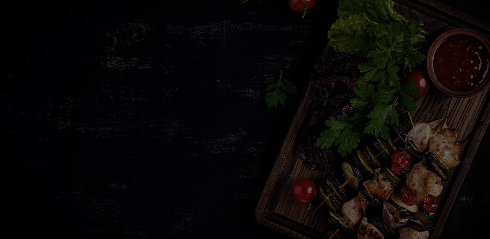 Brochettes et légumes grillés sur planche en bois